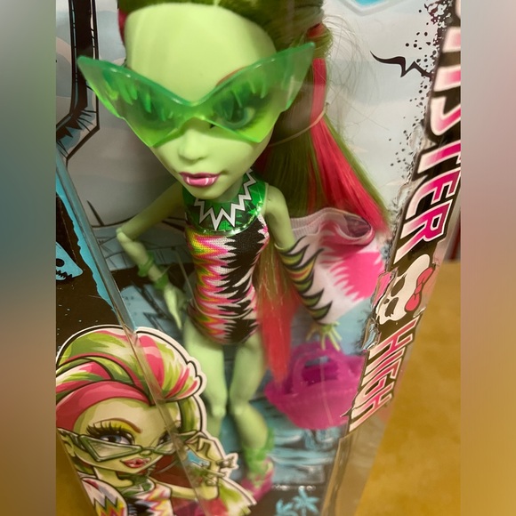 NWT NRFB Monster High Venus McFlytrap Beach Beasties 12” doll. 2015. Rare - Picture 3 of 9